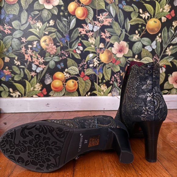 L'ARTISTE Elegant Black and Gold Ankle Booties - Picture 4 of 6